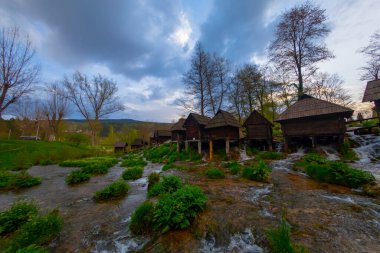 Bosna-Hersek 'in Jajce kasabası yakınlarındaki Pliva gölleri tarafından Mlincici adı verilen eski ahşap su değirmenleri.