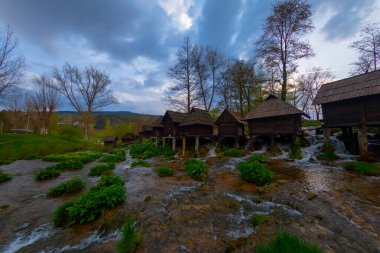 Bosna-Hersek 'in Jajce kasabası yakınlarındaki Pliva gölleri tarafından Mlincici adı verilen eski ahşap su değirmenleri.