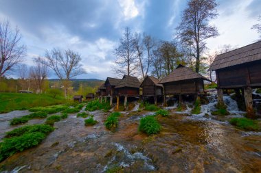 Bosna-Hersek 'in Jajce kasabası yakınlarındaki Pliva gölleri tarafından Mlincici adı verilen eski ahşap su değirmenleri.