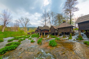 Bosna-Hersek 'in Jajce kasabası yakınlarındaki Pliva gölleri tarafından Mlincici adı verilen eski ahşap su değirmenleri.