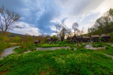 Bosna-Hersek 'in Jajce kasabası yakınlarındaki Pliva gölleri tarafından Mlincici adı verilen eski ahşap su değirmenleri.