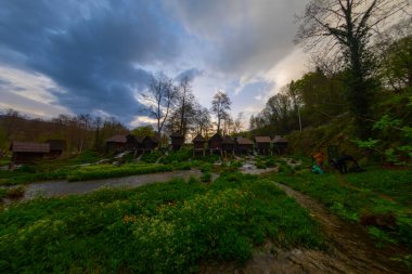 Bosna-Hersek 'in Jajce kasabası yakınlarındaki Pliva gölleri tarafından Mlincici adı verilen eski ahşap su değirmenleri.