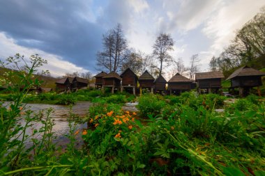 Bosna-Hersek 'in Jajce kasabası yakınlarındaki Pliva gölleri tarafından Mlincici adı verilen eski ahşap su değirmenleri.