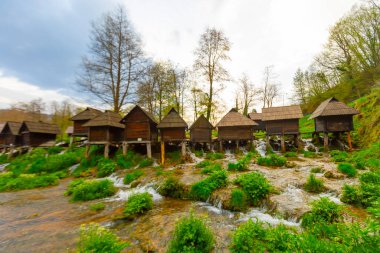 Bosna-Hersek 'in Jajce kasabası yakınlarındaki Pliva gölleri tarafından Mlincici adı verilen eski ahşap su değirmenleri.