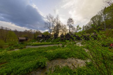 Bosna-Hersek 'in Jajce kasabası yakınlarındaki Pliva gölleri tarafından Mlincici adı verilen eski ahşap su değirmenleri.