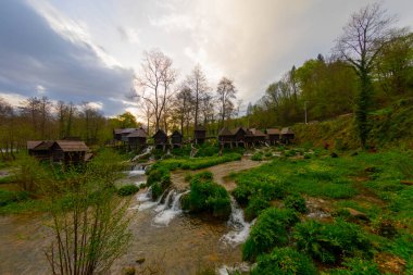 Bosna-Hersek 'in Jajce kasabası yakınlarındaki Pliva gölleri tarafından Mlincici adı verilen eski ahşap su değirmenleri.
