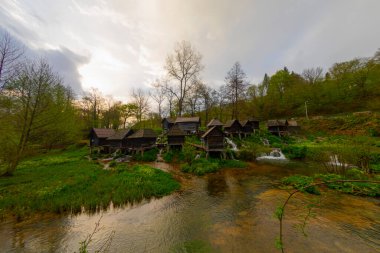 Bosna-Hersek 'in Jajce kasabası yakınlarındaki Pliva gölleri tarafından Mlincici adı verilen eski ahşap su değirmenleri.