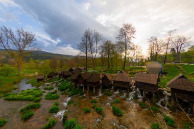 Bosna-Hersek 'in Jajce kasabası yakınlarındaki Pliva gölleri tarafından Mlincici adı verilen eski ahşap su değirmenleri.