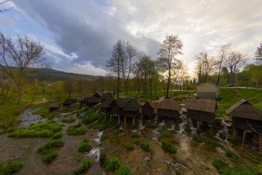 Bosna-Hersek 'in Jajce kasabası yakınlarındaki Pliva gölleri tarafından Mlincici adı verilen eski ahşap su değirmenleri.