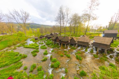 Bosna-Hersek 'in Jajce kasabası yakınlarındaki Pliva gölleri tarafından Mlincici adı verilen eski ahşap su değirmenleri.