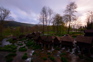 Bosna-Hersek 'in Jajce kasabası yakınlarındaki Pliva gölleri tarafından Mlincici adı verilen eski ahşap su değirmenleri.
