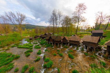 Bosna-Hersek 'in Jajce kasabası yakınlarındaki Pliva gölleri tarafından Mlincici adı verilen eski ahşap su değirmenleri.