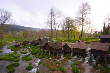 Bosna-Hersek 'in Jajce kasabası yakınlarındaki Pliva gölleri tarafından Mlincici adı verilen eski ahşap su değirmenleri.