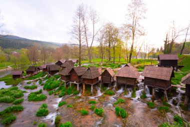 Bosna-Hersek 'in Jajce kasabası yakınlarındaki Pliva gölleri tarafından Mlincici adı verilen eski ahşap su değirmenleri.