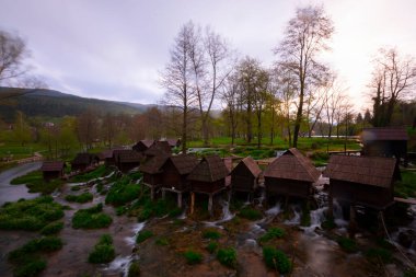 Bosna-Hersek 'in Jajce kasabası yakınlarındaki Pliva gölleri tarafından Mlincici adı verilen eski ahşap su değirmenleri.