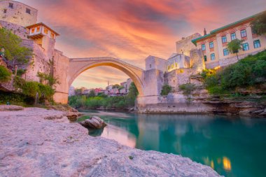 Mostar Köprüsü, evler ve minarelerle gün batımında Mostar 'ın muhteşem Skyline' ı. Konum: Mostar, Old Town, Bosna-Hersek, Avrupa