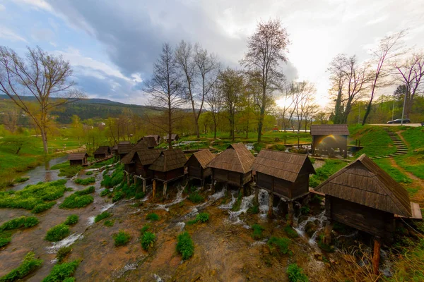 Bosna-Hersek 'in Jajce kasabası yakınlarındaki Pliva gölleri tarafından Mlincici adı verilen eski ahşap su değirmenleri.