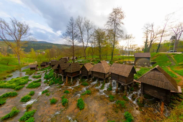 Bosna-Hersek 'in Jajce kasabası yakınlarındaki Pliva gölleri tarafından Mlincici adı verilen eski ahşap su değirmenleri.