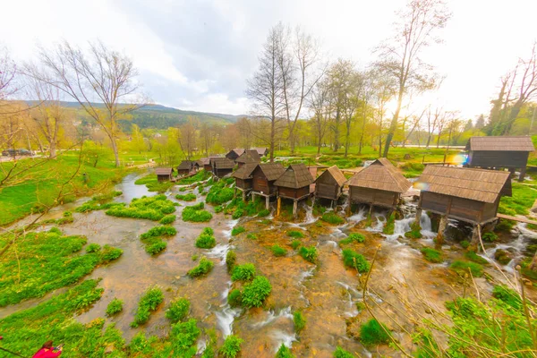 Bosna-Hersek 'in Jajce kasabası yakınlarındaki Pliva gölleri tarafından Mlincici adı verilen eski ahşap su değirmenleri.