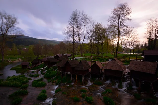Bosna-Hersek 'in Jajce kasabası yakınlarındaki Pliva gölleri tarafından Mlincici adı verilen eski ahşap su değirmenleri.