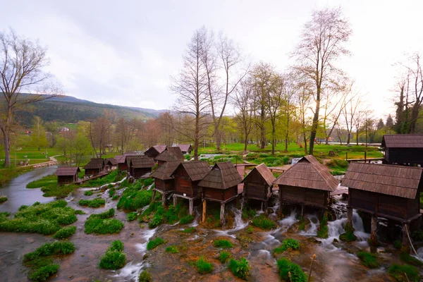 Bosna-Hersek 'in Jajce kasabası yakınlarındaki Pliva gölleri tarafından Mlincici adı verilen eski ahşap su değirmenleri.