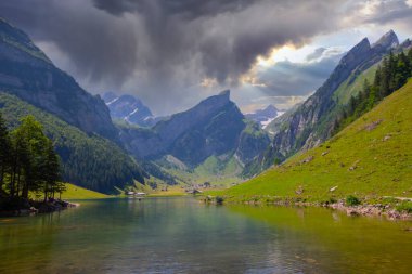 İsviçre, Ebenalp, İsviçre 'deki Appenzell yakınlarındaki Seealpsee Gölü. İsviçre dağ manzarası