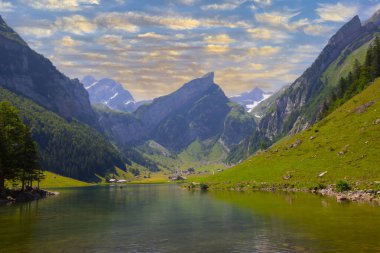 İsviçre, Ebenalp, İsviçre 'deki Appenzell yakınlarındaki Seealpsee Gölü. İsviçre dağ manzarası