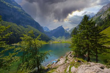 İsviçre, Ebenalp, İsviçre 'deki Appenzell yakınlarındaki Seealpsee Gölü. İsviçre dağ manzarası