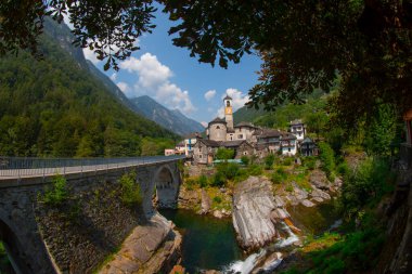 Geleneksel taş evler ve İsviçre 'nin Ticino kentindeki Lavertezzo köyünde bir kilise. Lavertezzo İsviçre 'nin Alp dağlarındaki Verzasca vadisinde popüler bir seyahat merkezidir..