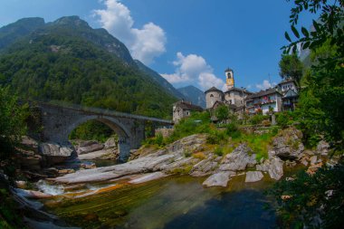 Geleneksel taş evler ve İsviçre 'nin Ticino kentindeki Lavertezzo köyünde bir kilise. Lavertezzo İsviçre 'nin Alp dağlarındaki Verzasca vadisinde popüler bir seyahat merkezidir..