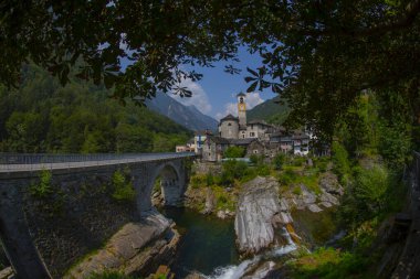 Geleneksel taş evler ve İsviçre 'nin Ticino kentindeki Lavertezzo köyünde bir kilise. Lavertezzo İsviçre 'nin Alp dağlarındaki Verzasca vadisinde popüler bir seyahat merkezidir..
