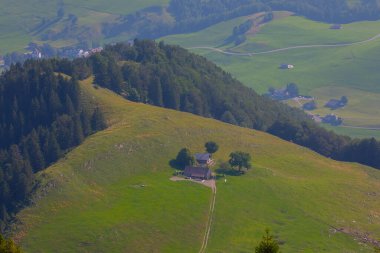 Wengen köyünün renkli yaz manzarası. İsviçre Alpleri 'nde güzel bir açık hava sahnesi, Bern, İsviçre, Avrupa kantonunda Bernese Oberland. İşlenmiş fotoğraf sonrası sanatsal stil.