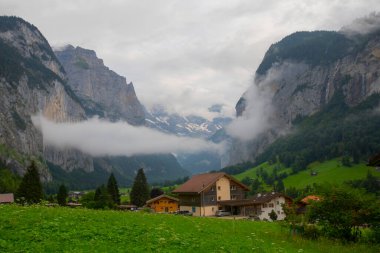 Wengernalp Demiryolu 'ndan Lauterbrunnen Vadisi manzarası