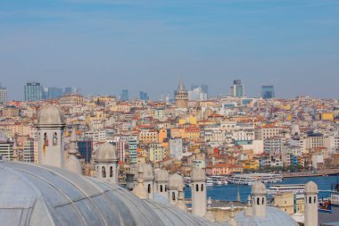 İstanbul, Türkiye 'nin panoramik manzarası. Süleyman Kompleksi 'nin kubbe ve bacalarından İstanbul