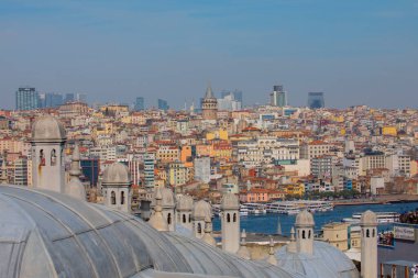 İstanbul, Türkiye 'nin panoramik manzarası. Süleyman Kompleksi 'nin kubbe ve bacalarından İstanbul