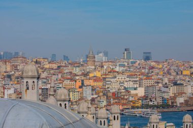 İstanbul, Türkiye 'nin panoramik manzarası. Süleyman Kompleksi 'nin kubbe ve bacalarından İstanbul