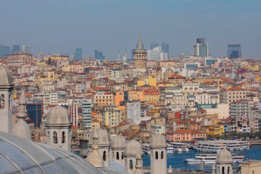 İstanbul, Türkiye 'nin panoramik manzarası. Süleyman Kompleksi 'nin kubbe ve bacalarından İstanbul