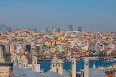İstanbul, Türkiye 'nin panoramik manzarası. Süleyman Kompleksi 'nin kubbe ve bacalarından İstanbul