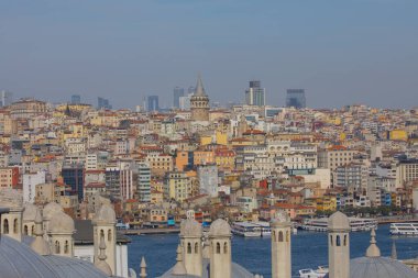 İstanbul, Türkiye 'nin panoramik manzarası. Süleyman Kompleksi 'nin kubbe ve bacalarından İstanbul