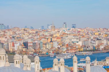 İstanbul, Türkiye 'nin panoramik manzarası. Süleyman Kompleksi 'nin kubbe ve bacalarından İstanbul