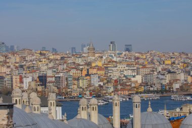İstanbul, Türkiye 'nin panoramik manzarası. Süleyman Kompleksi 'nin kubbe ve bacalarından İstanbul