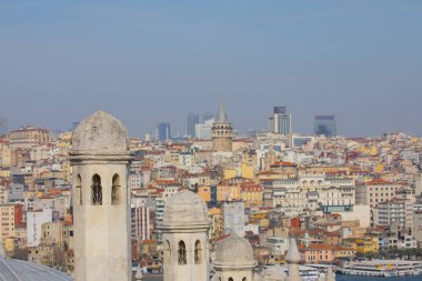 İstanbul, Türkiye 'nin panoramik manzarası. Süleyman Kompleksi 'nin kubbe ve bacalarından İstanbul