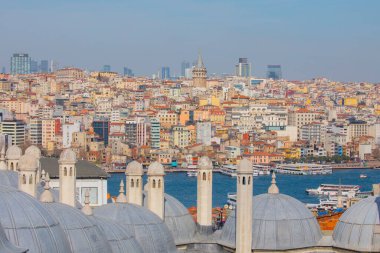İstanbul, Türkiye 'nin panoramik manzarası. Süleyman Kompleksi 'nin kubbe ve bacalarından İstanbul