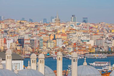 İstanbul, Türkiye 'nin panoramik manzarası. Süleyman Kompleksi 'nin kubbe ve bacalarından İstanbul