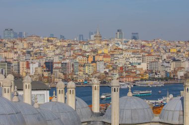 İstanbul, Türkiye 'nin panoramik manzarası. Süleyman Kompleksi 'nin kubbe ve bacalarından İstanbul