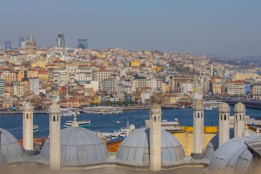 İstanbul, Türkiye 'nin panoramik manzarası. Süleyman Kompleksi 'nin kubbe ve bacalarından İstanbul