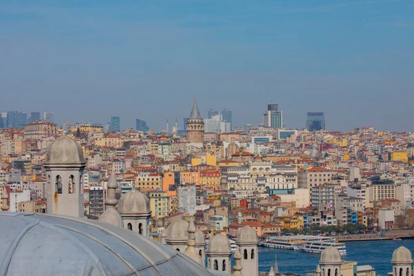 İstanbul, Türkiye 'nin panoramik manzarası. Süleyman Kompleksi 'nin kubbe ve bacalarından İstanbul