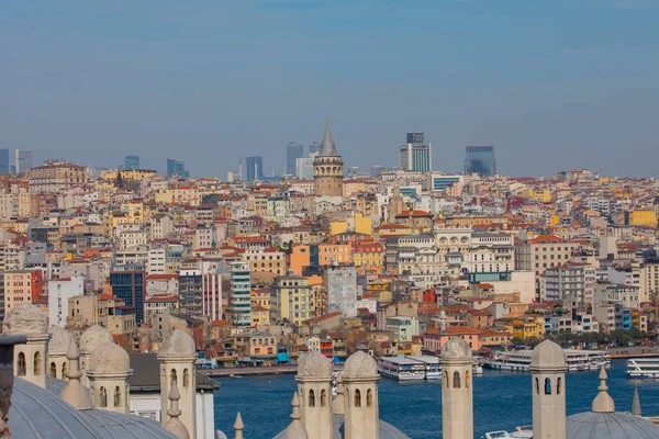 İstanbul, Türkiye 'nin panoramik manzarası. Süleyman Kompleksi 'nin kubbe ve bacalarından İstanbul