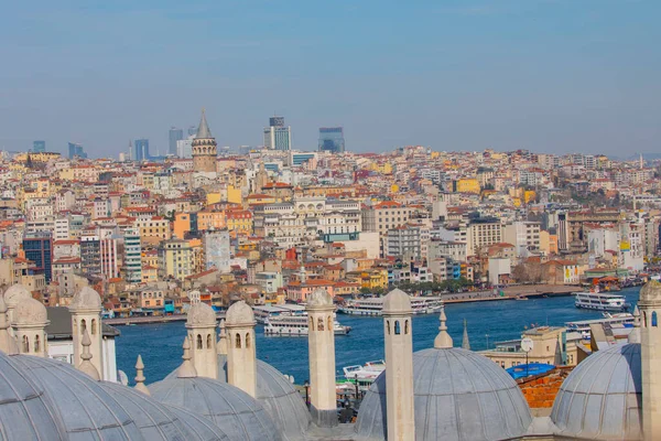 İstanbul, Türkiye 'nin panoramik manzarası. Süleyman Kompleksi 'nin kubbe ve bacalarından İstanbul