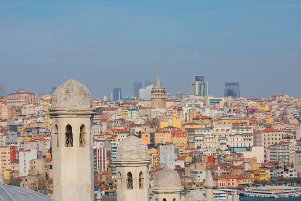 İstanbul, Türkiye 'nin panoramik manzarası. Süleyman Kompleksi 'nin kubbe ve bacalarından İstanbul